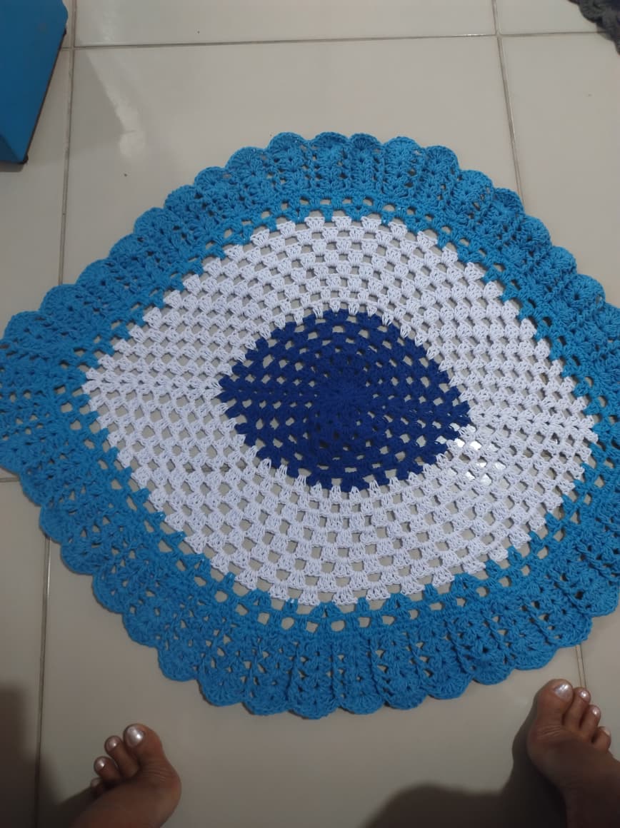 Tapete artesanal de crochê feito à mão pela PontoAlto Artesanato